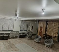 Кровать в 22-местном общем номере в Плотина