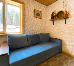 Коттедж с балконом и с красивым видом из окна в Events place