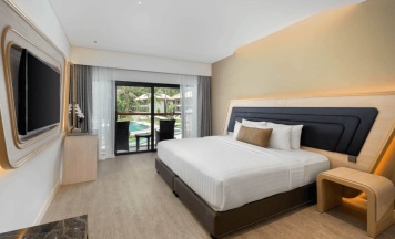 Двухместный номер Amora Superior с видом на бассейн двуспальная кровать в Amora Beach Resort Phuket
