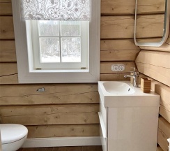 Коричневый дом с видом на озеро в Forrest Lodge Karelia