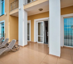 Апартаменты с видом на море и террасой в Арт-отель