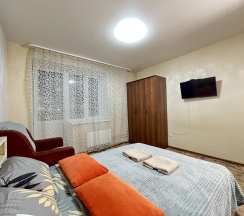 Апартаменты стандарт с двуспальной кроватью и креслом диваном в Апартаменты NHome