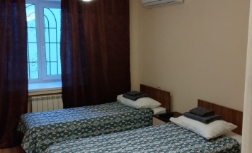 Двухместный номер с внешней ванной комнатой и балконом в Space aparts and rooms