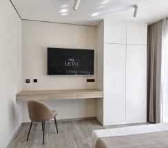 Top Studio room с одной большой кроватью и диваном на верхнем этаже в Leto
