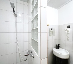 Студия с мини-кухней и собственной ванной комнатой “Фрэнсис” в Bookcase Hotel&Hostel