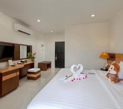 Двухместная вилла Superior с видом на море двуспальная кровать в Secret Cliff Resort Phuket