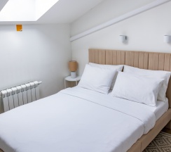 Студия с Мансардными окнами в Кarl House