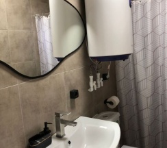 Коттедж с 3 комнатами с балконом и с красивым видом из окна в Лазурный берег