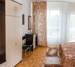 Двухместный номер Standard с балконом и с красивым видом из окна двуспальная кровать в Фотини