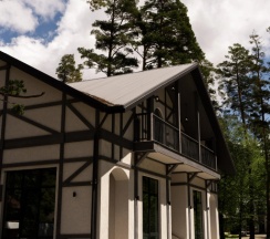 Вилла с балконом и с красивым видом из окна в Residence Village