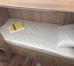 Кровать в 12-местном общем мужском номере в Европейский