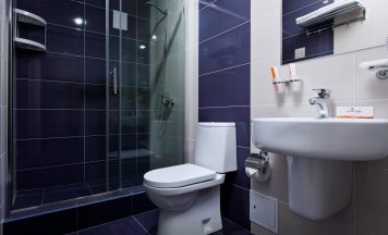 Номер стандарт с 1 односпальной и 1 двуспальной кроватью в Undersun