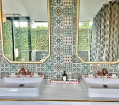 Двухместный номер Standard с видом на бассейн двуспальная кровать в The Kiri Villas Resort