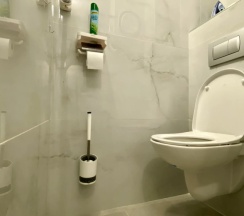 Трёхместные апартаменты с балконом и с красивым видом из окна в Апартаменты Горное Озеро Центр у Реки Гостиная 30 м², Спальня 25 м², Балкон, 2 кровати, Smart TV 85''