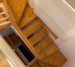 Коттедж с балконом и с красивым видом из окна в Friends House