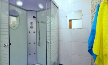 Кровать в шестиместном номере в Maestro Hostel