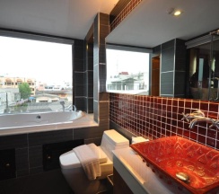 Двухместный люкс с видом на море двуспальная кровать в Chalelarn Hotel