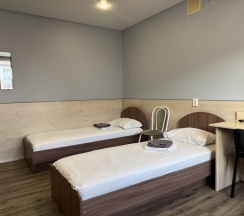 Трехместный номер с общей ванной комнатой на мансарде в Акспай