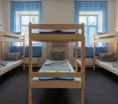 Кровать в 10-местном общем номере в Гости в гости