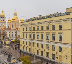 УЛУЧШЕННЫЙ с кроватью Queen-size, гидромассажной ванной и видом на Б.Московскую улицу в Соло на Владимирской