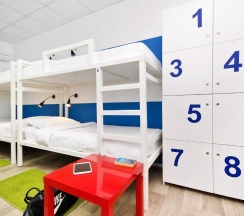 Кровать в 8-местном общем мужском номере в Maxi House