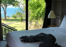 Бунгало с балконом и с видом на море в HIP Seaview Resort at Phi Phi