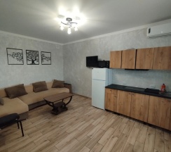 Семейный коттедж с балконом в У пруда