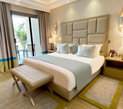 Двухместный люкс Lagoon Deluxe с видом на море двуспальная кровать в Rixos Premium Magawish Suites and Villas