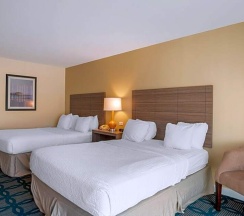 Четырёхместный номер Standard с балконом в Best Western Plus Ocean City