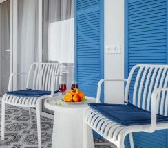 Люкс с 2 комнатами с балконом и с красивым видом из окна в Villa Blanca