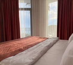 Двухместный люкс с балконом и с красивым видом из окна двуспальная кровать в Лучезарный
