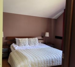 Коттедж с балконом и с красивым видом из окна в Солнечный