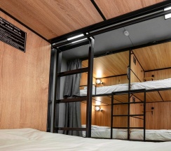 Кровать в мужском 8-местном номере (удобства на этаже) в Sleep box