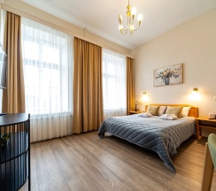 Просторный и элегантный номер повышенной комфортности с кроватью King Size в Риволи́