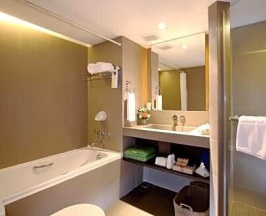 Двухместный номер Superior с видом на бассейн двуспальная кровать в Patong Beach Hotel