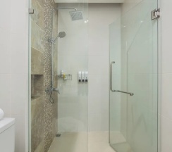 Семейные апартаменты с 2 комнатами с балконом в The Lago Apartments by Tropiclook