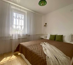 Коттедж улучшенный с 2 односпальными и 2 двуспальными кроватями в Гостевой дом