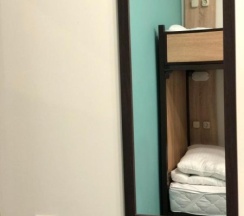 Кровать в мужском пятиместном смежном номере в Танский