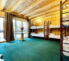 Место в шестиместном мужском номере (с подселением) в Hayat Haus