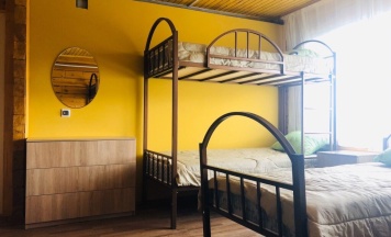 Кровать в общем номере с красивым видом из окна в Фoрт-Байкал