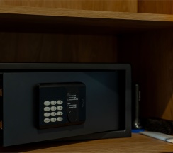 Стандартный номер для маломобильных групп населения с видом на реку c двуспальной кроватью в Cosmos Omsk Hotel