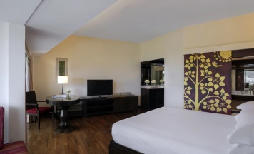 Двухместный полулюкс с видом на море двуспальная кровать в Pullman Phuket Karon Beach Resort ex. Hilton Phuket Arcadia Resort