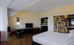 Двухместный полулюкс с видом на море двуспальная кровать в Pullman Phuket Karon Beach Resort ex. Hilton Phuket Arcadia Resort