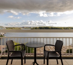 Семейный люкс с балконом и видом на береговую линию в Radisson Завидово