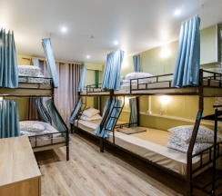 Женский номер на 8 человек с ванной комнатой. Нижнее место (ширина 120 см.) в Nice hostel Crocus