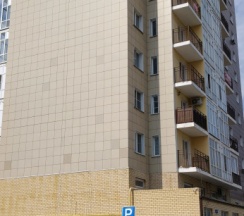 Двухместные апартаменты с 2 комнатами с балконом и с красивым видом из окна (двуспальная кровать) в Квартира Астрахань на ладони