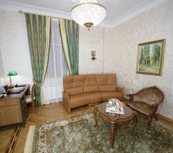 Семейный номер люкс с видом на монастырь в Покровская