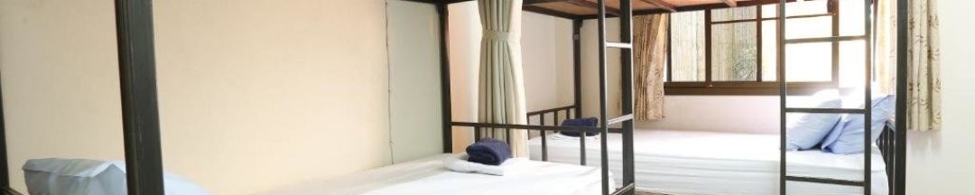 Кровать в общем номере в Baan Kamala Fantasea Hotel
