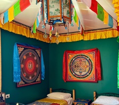 Кровать в 4-местном общем номере Будда в Дом Радости