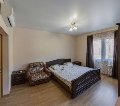 Двухместный номер комфорт с большой кроватью +доп.место, 1-4 человек и балконом в Гостевой дом